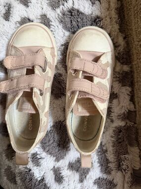 USED Converse toddler girls Pink leopard Velcro double strap shoes. Size 10.